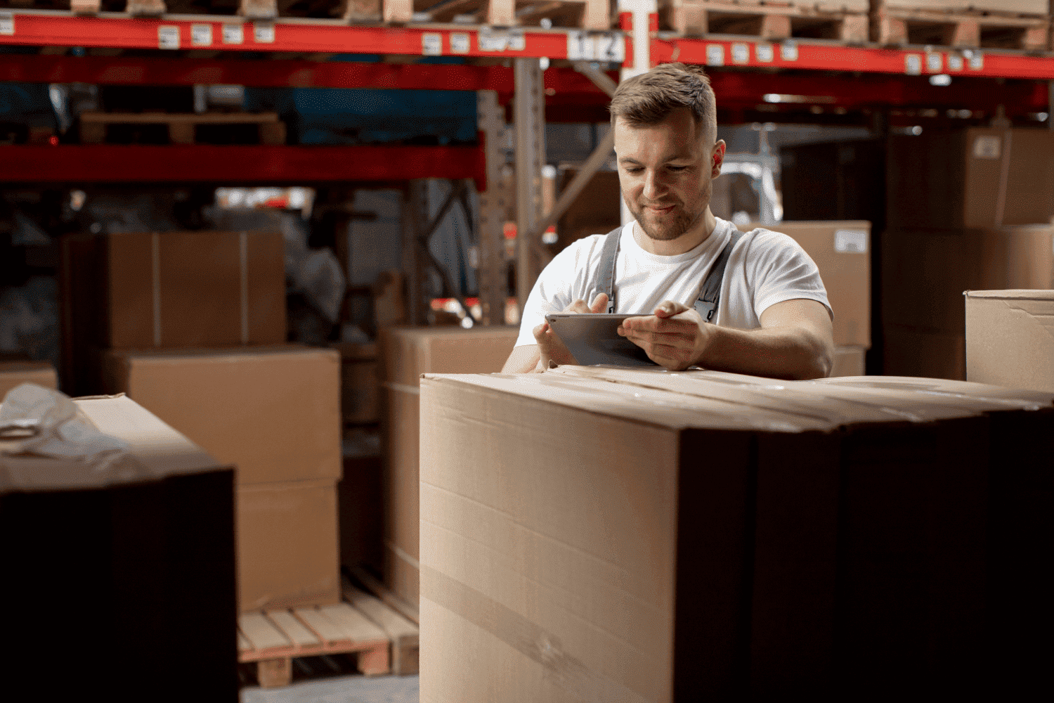 Une personne travaillant dans un entrepôt logistique