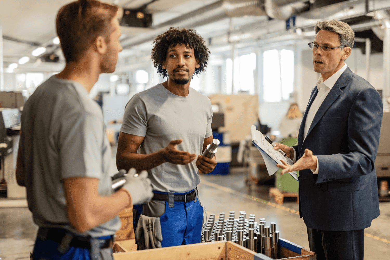 Des personnes réalisant un contrôle de fabrication dans un atelier industriel