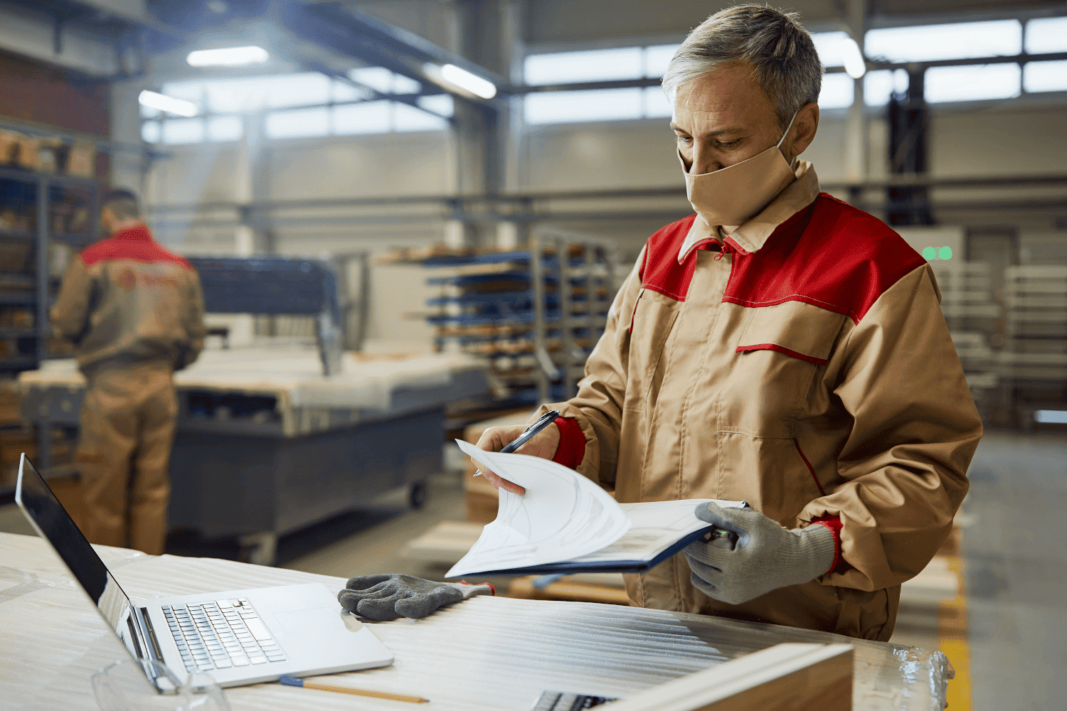 Des personnes travaillant dans un atelier industriel