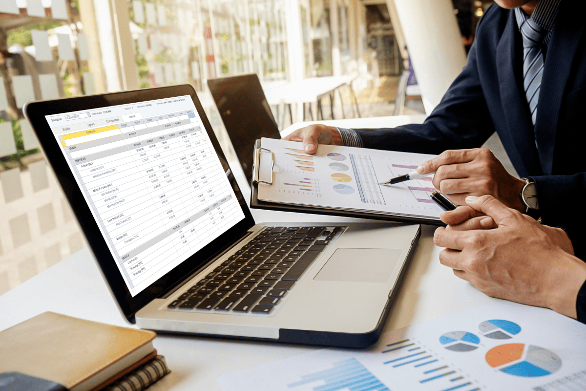 Des personnes travaillant sur un logiciel